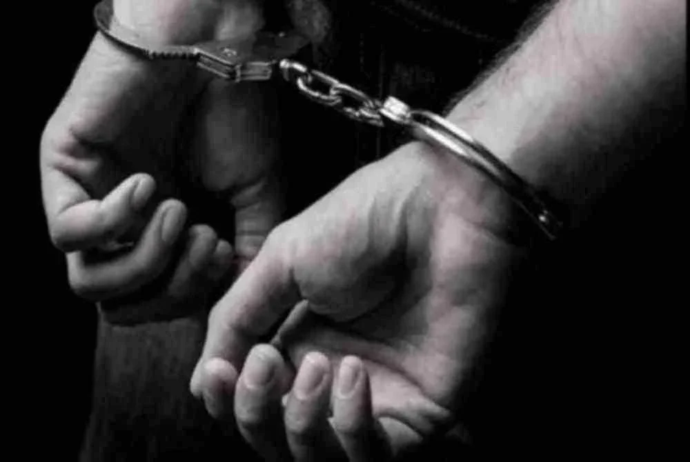 Pihak berkuasa Singapura menahan seorang lelaki berusia 36 tahun dan seorang wanita berusia 35 tahun, kedua-duanya rakyat Malaysia kerana cuba menyeludup dadah dipercayai ganja seberat kira-kira 10 kilogram. Gambar hiasan