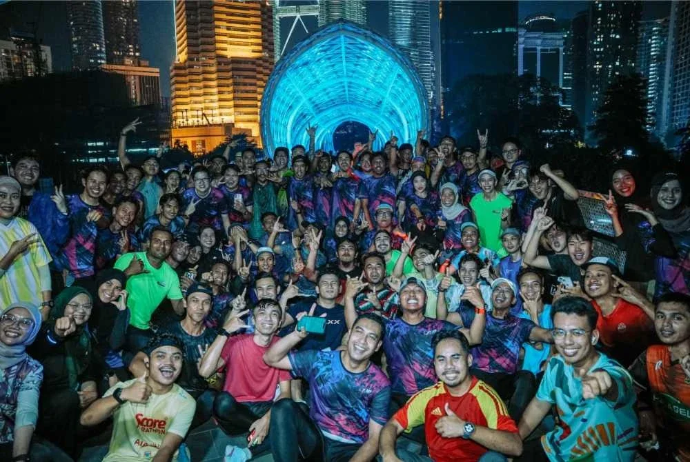 Aktiviti larian malam itu menghimpunkan peserta daripada pelbagai latar belakang yang berkongsi minat sama terhadap sukan larian dan gaya hidup aktif.