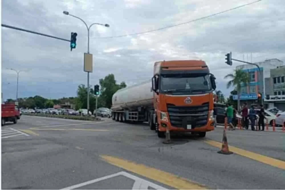 kemalangan berlaku ketika kedua-dua kenderaan berada di kepala simpang lampu isyarat.