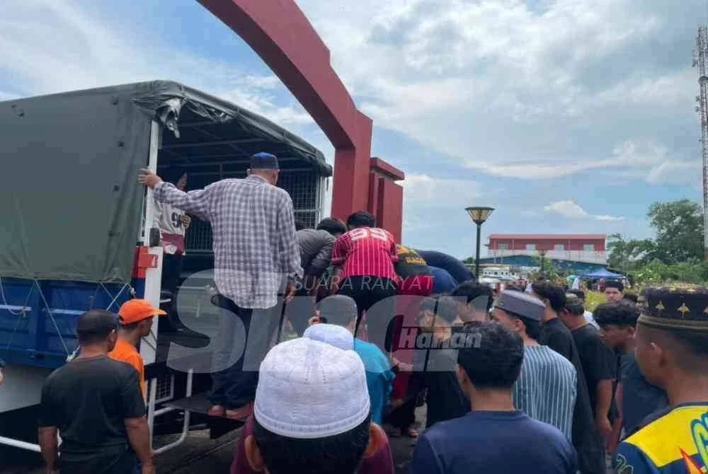 Urusan berkenaan turut mendapat kerjasama penduduk kampung yang bersama-sama membantu anggota APM bagi memastikan proses pengendalian dan pengebumian jenazah berjalan lancar.