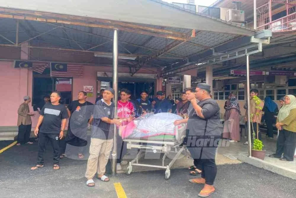 Jenazah dibawa dari HPUSM Kubang Kerian ke Masjid Al-Hidayah untuk disolatkan sebelum dibawa ke Tanah Perkuburan Gual Tinggi bagi urusan pengebumian.