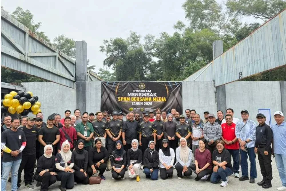 Abd Halim (tengah) bergambar bersama petugas media dalam Program Menembak SPRM Bersama Media di Penjara Kajang pada Sabtu.