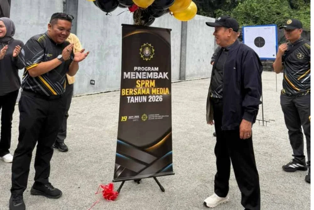 Abd Halim (kanan) merasmikan Program Menembak SPRM Bersama Media di Penjara Kajang pada Sabtu.