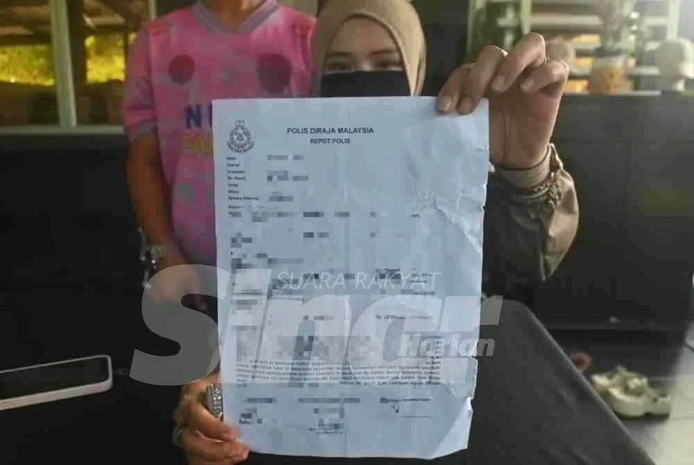 Rohani menunjukkan laporan polis yang dibuat di Balai Polis Muadzam Shah berhubung kejadian buli membabitkan anaknya.