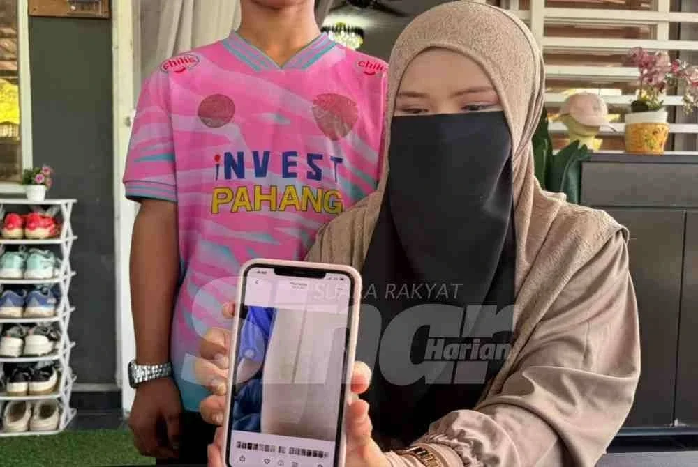 Rohani menunjukkan kesan lebam pada badan anaknya menerusi telefon bimbit yang dirakam ketika ditemui pemberita pada Sabtu.