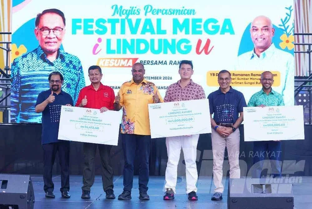 Menteri Sumber Manusia, Datuk Seri Ramanan Ramakrishnan (tiga dari kiri) menyaksikan penyerahan tajaan caruman lindung kendiri daripada syarikat penghantar kepada Pertubuhan Keselamatan Sosial (PERKESO), pada Majis Perasmian Festival Mega i Lindung u di Strand Mall, Kota Damansara pada Sabtu. FOTO : MOHD HALIM ABDUL WAHID
