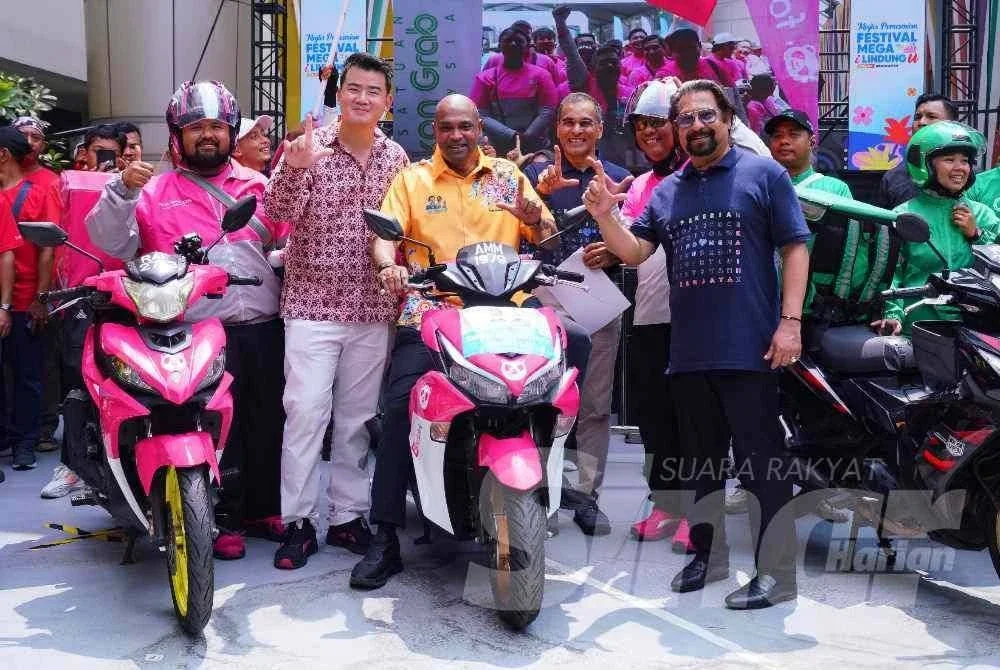 Datuk Seri Ramanan Ramakrishnan bergambar dengan pekerja e-hailing dan p-hailing pada Majis Perasmian Festival Mega i Lindung u di Strand Mall, Kota Damansara pada Sabtu. FOTO : MOHD HALIM ABDUL WAHID