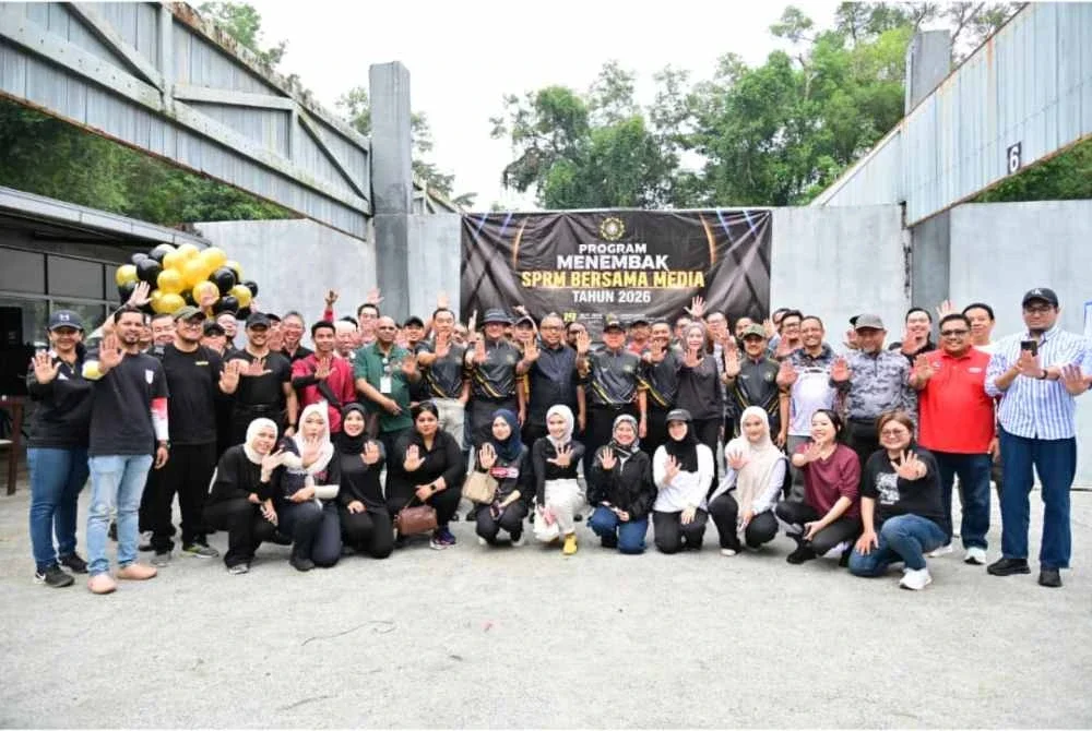 Abd Halim (tengah) bergambar bersama warga media di Program Menembak SPRM Bersama SPRM di Penjara Kajang pada Sabtu.