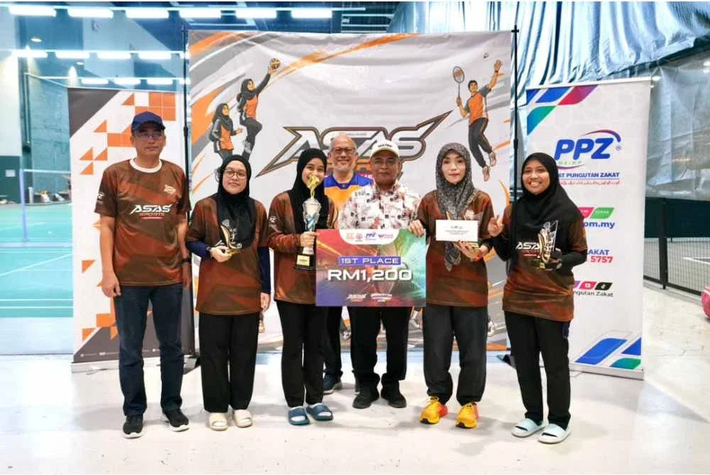 Mohd Nizam bersama juara kategori wanita.