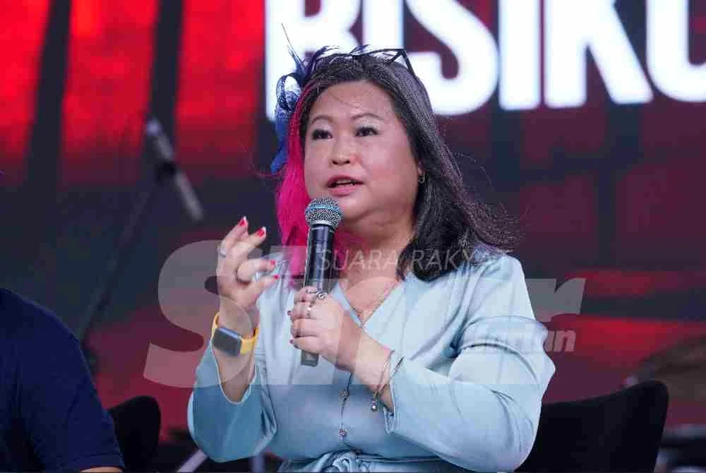 Sim Ling atau Aunty HR ketika siaran langsung edisi ke-489 Wacana Rakyat Sinar Harian bertajuk 'Kerja 8 Jam, Risiko 24 Jam' bertempat di Strand Mall, pada Sabtu. FOTO SINAR HARIAN-MOHD HALIM ABDUL WAHID.