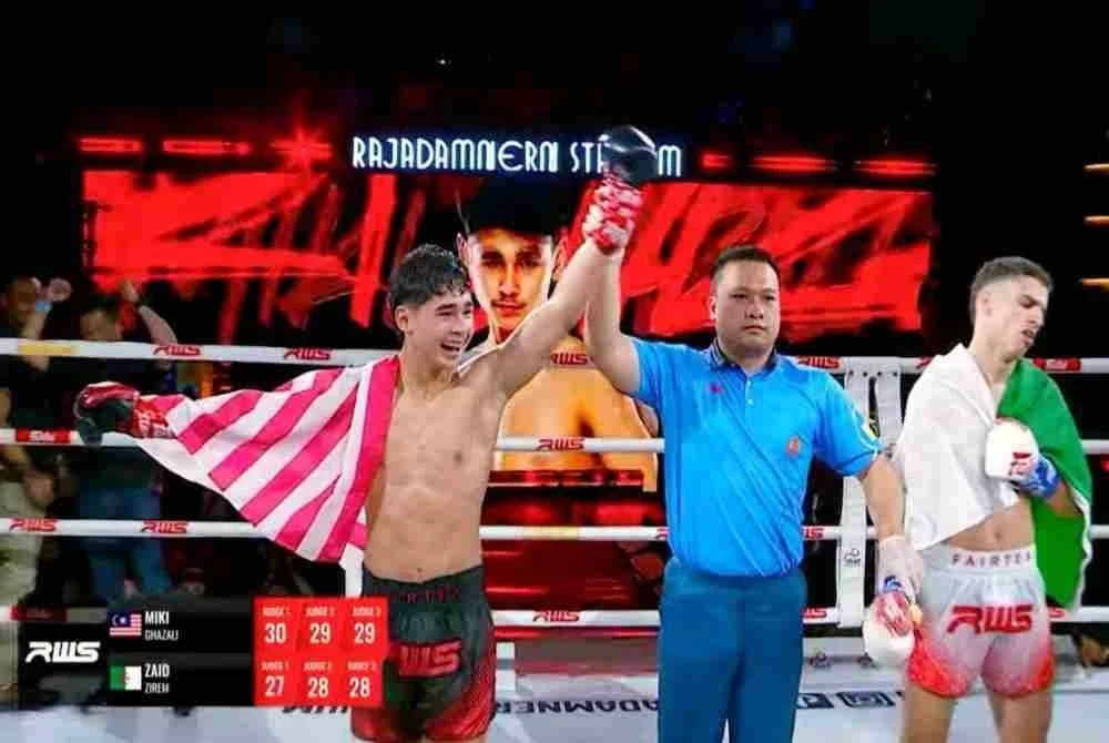 Miki (kiri) mengungguli RWS setelah menewaskan Zaid menerusi keputusan majoriti di Thailand pada Sabtu.