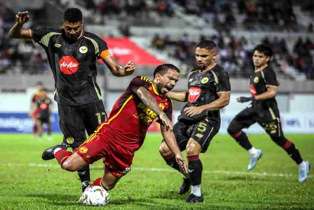 Pemain Selangor FC, Eduardo Jose Sosa Vegas (tengah) diasak dua pemain Star City FC pada perlawanan suku akhir pertama Piala FA 2026/2027 di Stadium Tuanku Syed Putra, pada Sabtu. Foto Bernama