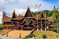 Dalam Adat Perpatih, garis keturunan melalui ibu memberikan wanita kedudukan yang tersendiri. Foto: FB Tourism Malaysia