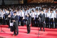 Mahasiswa baharu membacakan ikrar.