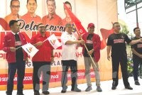 Mohamad (tengah) menyerahkan bendera PH kepada jentera pilihan raya Amanah Melaka.