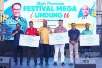 Menteri Sumber Manusia, Datuk Seri Ramanan Ramakrishnan (tiga dari kiri) menyaksikan penyerahan tajaan caruman lindung kendiri daripada syarikat penghantar kepada Pertubuhan Keselamatan Sosial (PERKESO), pada Majis Perasmian Festival Mega i Lindung u di Strand Mall, Kota Damansara pada Sabtu. FOTO : MOHD HALIM ABDUL WAHID