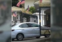 Dua kenderaan berlogo Jabatan Penjara Malaysia dilihat memasuki pekarangan kediaman bekas Perdana Menteri Datuk Seri Najib Tun Razak di Langgak Duta.