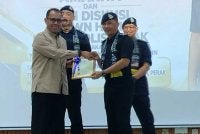 Mohammad Azlin (kanan) menyampaikan sijil penghargaan kepada penerima sempena Majlis Peluncuran Taman Angkat Amanita 2026 dan Diskusi Town Hall Ketua Polis Perak Bilangan 2 di Dewan Bandaran Kinta di sini pada Sabtu.