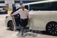  Anthony tiba di ibu pejabat DAP di Pudu kira-kira jam 2.50 petang Sabtu.