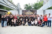 Abd Halim (tengah) bergambar bersama warga media di Program Menembak SPRM Bersama SPRM di Penjara Kajang pada Sabtu.