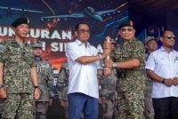Mohamed Khaled menyampaikan skrol pelantikan kepada Ketua Tim Nukleus Angkatan Siber Angkatan Tentera Malaysia (ATM), Brigadier Jeneral Datuk Abd Razak Sipit (tiga, kiri) pada Majlis Peluncuran Tim Nukleus Angkatan Siber dan Jelajah Wira MADANI sempena Sambutan Hari Angkatan Tentera Malaysia Ke-93 di Helipad MPA Barat, Pangkalan Tentera Laut Diraja Malaysia (TLDM) Lumut, pada Sabtu. Foto Bernama