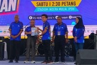 Saarani (dua dari kiri) menyampaikan sijil penghargaan kepada agensi yang terlibat dalam menjayakan KAMU 2026 di pekarangan Stadium Indera Mulia pada Sabtu.
