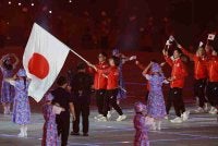 Anggota delegasi Jepun melambaikan bendera kebangsaan negara mereka semasa perarakan pada majlis pembukaan Sukan Asia 2026 di Stadium Paloma Mizuho di Nagoya. Foto AFP