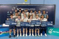 Irfan (belakang, empat dari kiri) meraih dua gelaran untuk membantu skuad junior BAM mendominasi pusingan kedua Kejohanan Kebangsaan B-18 2026 di Alor Setar. Foto: BAM.