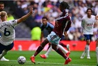 Manzambi (dua dari kiri) meledak satu gol ketika membantu Villa menewaskan Spurs 3-2 dalam aksi EPL di London pada Sabtu. Foto: AFP