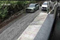 Tangkap layar rakaman CCTV memaparkan kenderaan yang berhenti bersebelahan Toyota Hilux milik mangsa di Lorong Bukit Ubi 59, Perumahan Bukit Ubi.
