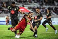 Pemain Selangor FC, Eduardo Jose Sosa Vegas (tengah) diasak dua pemain Star City FC pada perlawanan suku akhir pertama Piala FA 2026/2027 di Stadium Tuanku Syed Putra, pada Sabtu. Foto Bernama 