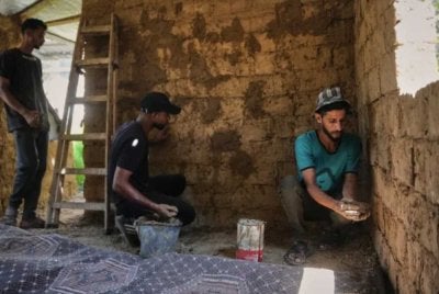 Penduduk Palestin menggunakan apa sahaja material yang ada seperti batu bata lumpur, kayu terpakai, kepingan kain dan plastik sebagai bahan binaan. Foto: Agensi 