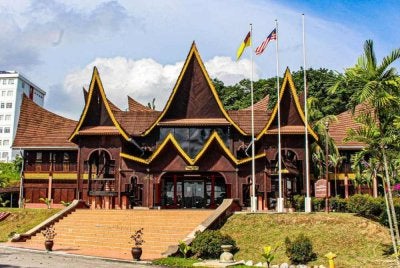Dalam Adat Perpatih, garis keturunan melalui ibu memberikan wanita kedudukan yang tersendiri. Foto: FB Tourism Malaysia