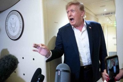Trump menuduh ketiga-tiga organisasi media tersebut secara berterusan menulis atau melaporkan fiksyen dan pembohongan mengenai pentadbirannya. Foto AFP
