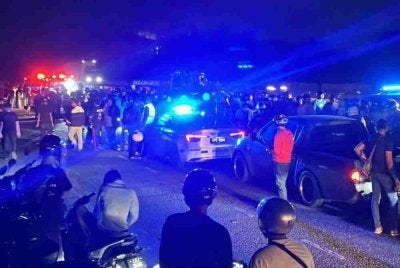 Tiga remaja lelaki maut manakala sembilan lagi cedera dalam kemalangan membabitkan 12 motosikal dan tiga kereta di Jalan Jelapang-Ampang.