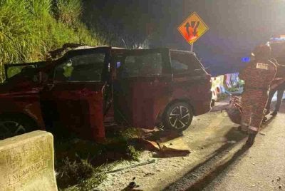  Seorang lelaki maut selepas kenderaan pelbagai guna (MPV) yang dipandunya bertembung dengan sebuah treler di Kilometer 38, Jalan Kuala Terengganu-Kota Bharu di Sungai Tong.