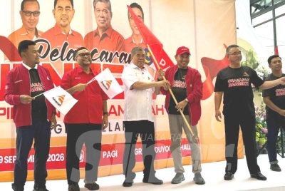 Mohamad (tengah) menyerahkan bendera PH kepada jentera pilihan raya Amanah Melaka.