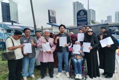 Muhammad Asif bersama waris tragedi kebakaran Pusat Tahfiz Darul Quran Ittifaqiyah (DQI) ketika membuat laporan di IPD Wangsa Maju di sini pada Sabtu.