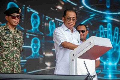 Mohamed Khaled menyempurnakan Majlis Peluncuran Tim Nukleus Angkatan Siber dan Jelajah Wira MADANI sempena Sambutan Hari Angkatan Tentera Malaysia Ke-93 di Helipad MPA Barat, Pangkalan Tentera Laut Diraja Malaysia (TLDM) Lumut, pada Sabtu.