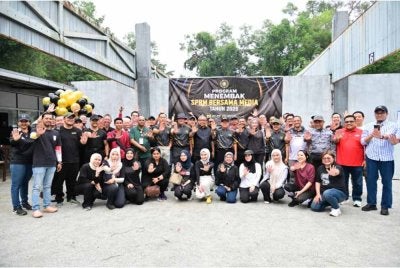 Abd Halim (tengah) bergambar bersama warga media di Program Menembak SPRM Bersama SPRM di Penjara Kajang pada Sabtu.