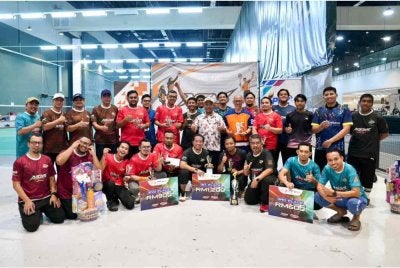 Mohd Nizam (tengah) bersama pemenang bagi kategori lelaki.