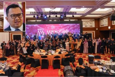 Seramai 30 penerima yang menerima pengiktirafan menerusi Kelantan Business Entrepreneurship Awards (KBEA) 2026. Gambar kecil: Shahir Adnan