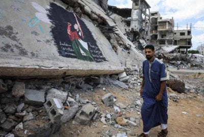 Mural itu memaparkan imej Macklemore diselubungi bendera Palestin. Foto Agensi