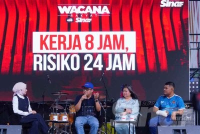 Wacana Rakyat Sinar Harian bertajuk 'Kerja 8 Jam, Risiko 24 Jam' menampilkan (dari kiri) Hos, Anim Ezati Mohd Khalid; Timbalan Ketua Eksekutif (Strategi dan Korporat) PERKESO, Edmund Cheong Peck Huang; Pakar Pengurusan Sumber Manusia (HR), Malaysia, Ku Sim Ling dan Orang Berinsuran PERKESO, Azrul Azuan Abdullah yang berlangsung di Strand Mall Kota Damansara pada Sabtu. Foto : SINAR HARIAN / MOHD HALIM ABDUL WAHID