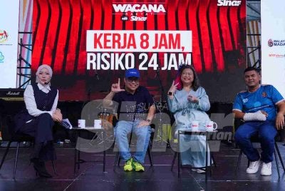 Sim Ling atau Aunty HR (dua dari kiri) bersama tetamu dan hos edisi ke-489 Wacana Rakyat Sinar Harian bertajuk 'Kerja 8 Jam, Risiko 24 Jam' bertempat di Strand Mall, pada Sabtu. FOTO SINAR HARIAN-MOHD HALIM ABDUL WAHID.