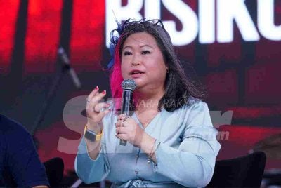 Sim Ling atau Aunty HR ketika siaran langsung edisi ke-489 Wacana Rakyat Sinar Harian bertajuk 'Kerja 8 Jam, Risiko 24 Jam' bertempat di Strand Mall, pada Sabtu. FOTO SINAR HARIAN-MOHD HALIM ABDUL WAHID.