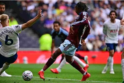 Manzambi (dua dari kiri) meledak satu gol ketika membantu Villa menewaskan Spurs 3-2 dalam aksi EPL di London pada Sabtu. Foto: AFP