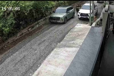 Tangkap layar rakaman CCTV memaparkan kenderaan yang berhenti bersebelahan Toyota Hilux milik mangsa di Lorong Bukit Ubi 59, Perumahan Bukit Ubi.