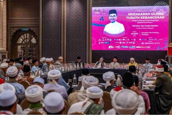 Anwar ketika menghadiri Muzakarah Ulama Turath Kebangsaan bertemakan “Mengerah Kekuatan Turath Menghadapi Cabaran Dunia Moden”, sebahagian daripada Festival Turath Islami Malaysia (FTIM) yang berlangsung di Masjid Putra, Putrajaya. Foto Facebook Anwar Ibrahim