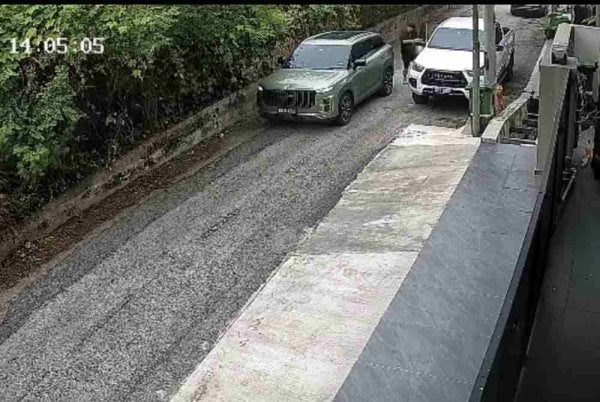 Tangkap layar rakaman CCTV memaparkan kenderaan yang berhenti bersebelahan Toyota Hilux milik mangsa di Lorong Bukit Ubi 59, Perumahan Bukit Ubi.